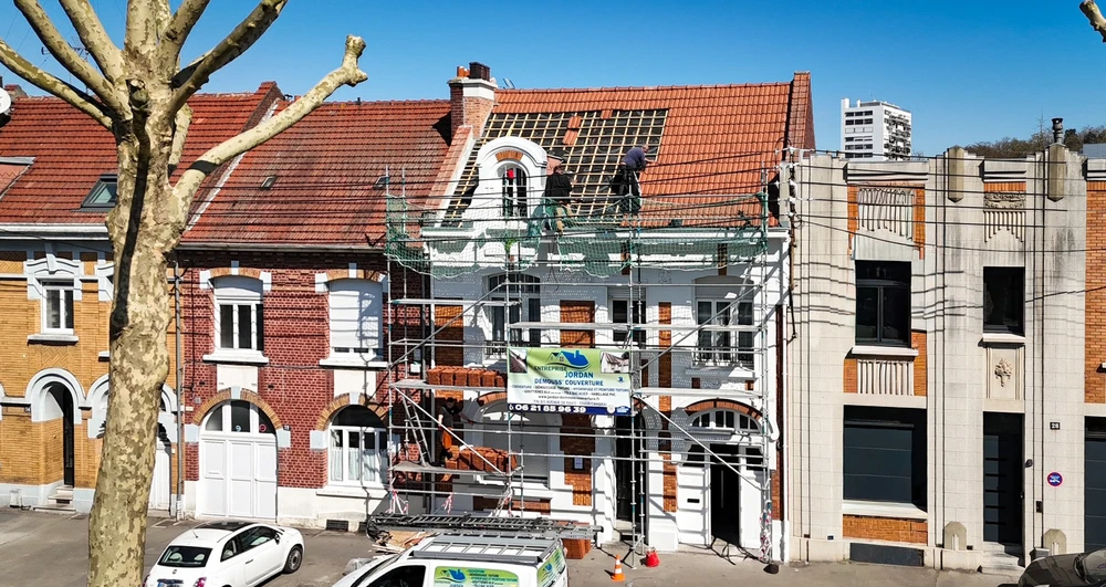 Chantier de réfection de toiture en tuiles canal sur maison bourgeoise en brique