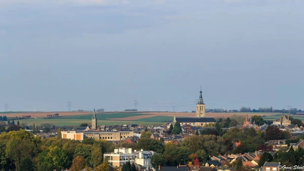 Vue a&eacute;rienne ou photographie panoramique de Le Cateau-Cambr&eacute;sis dans le Nord de la France, montrant le tissu urbain caract&eacute;ristique avec ses maisons individuelles aux toitures bien visibles, prise en conditions lumineuses naturelles et professionnelles, sans texte ni logo. L'image doit &ecirc;tre visuellement distincte des vues d&eacute;j&agrave; s&eacute;lectionn&eacute;es de Caudry et Solesmes, mettant en avant les caract&eacute;ristiques architecturales ou le paysage sp&eacute;cifique de cette localit&eacute; du Nord.