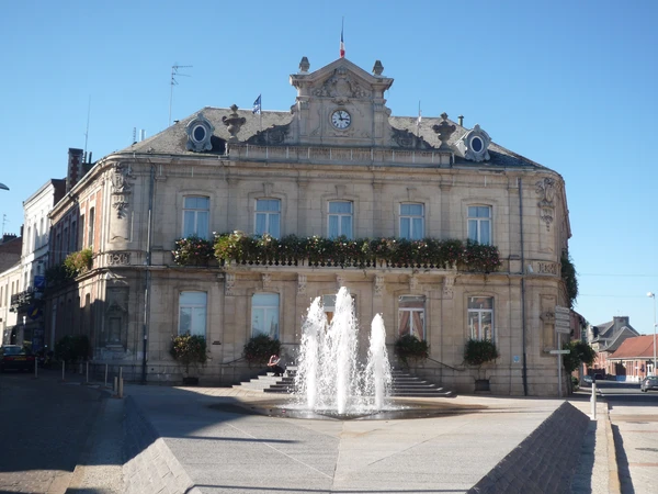 Vue a&eacute;rienne ou photo panoramique de la ville de Caudry dans le Nord de la France, montrant le paysage urbain et rural caract&eacute;ristique de la r&eacute;gion, avec maisons individuelles et toitures visibles. L'image doit &ecirc;tre prise en conditions lumineuses naturelles professionnelles, sans texte ni logo.
