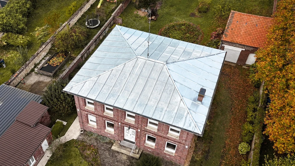 Vue aérienne d'une réfection de toiture en cours sur maison en briques