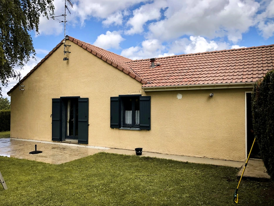 Vue aérienne d'une maison en briques avec réfection de toiture en cours