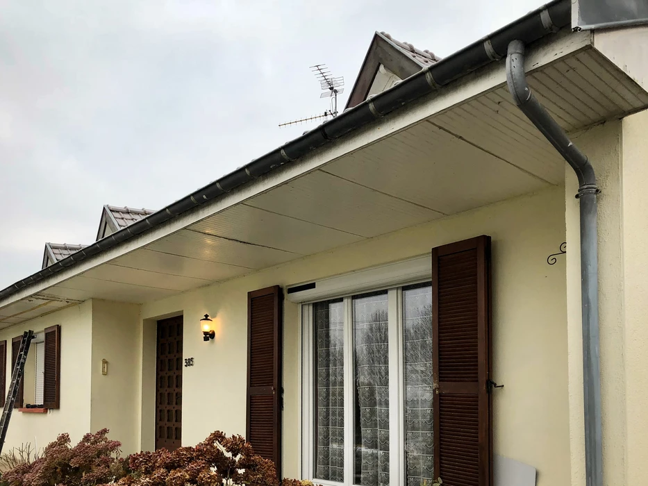 Vue aérienne par temps brumeux d'une maison individuelle en rénovation de toiture
