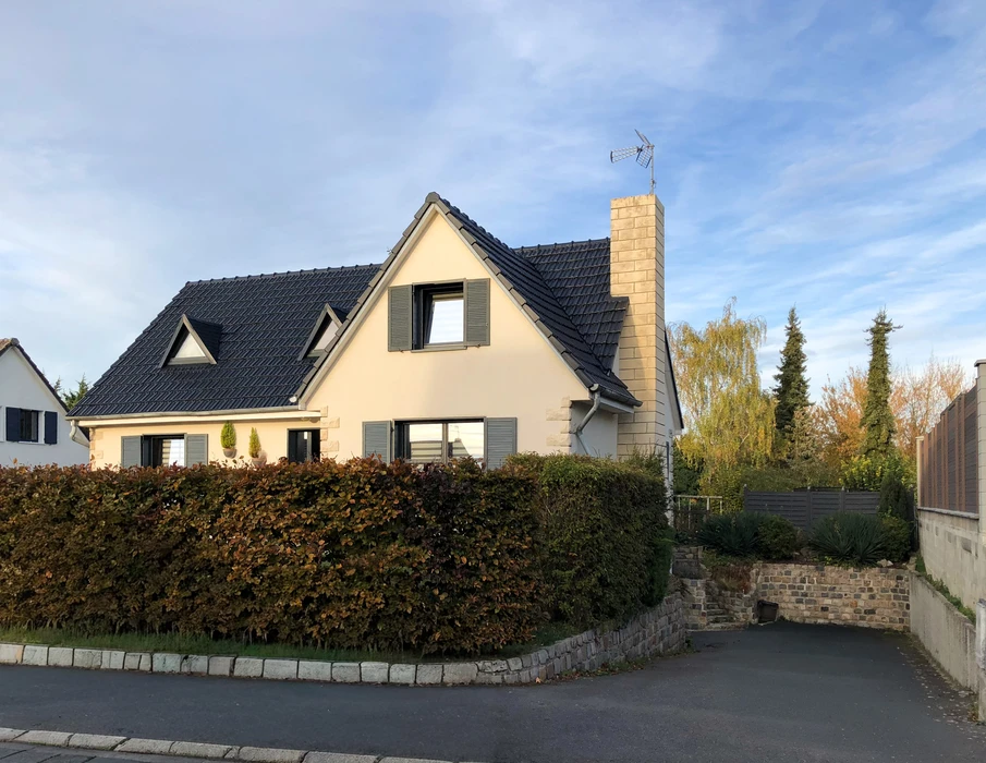 Vue aérienne d'une toiture en cours de rénovation