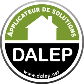Logo ou pictogramme représentant les certifications Dalep et Dali côte à côte, avec un design professionnel et épuré. Les logos doivent être clairs, facilement reconnaissables, et transmettre une impression de fiabilité, de conformité et de maîtrise technique. Fond blanc ou neutre pour une intégration web optimale.