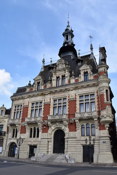 Vue a&eacute;rienne ou photographie panoramique de Solesmes dans le Nord de la France, montrant le tissu urbain caract&eacute;ristique avec ses maisons individuelles et toitures, prise en conditions lumineuses naturelles et professionnelles, sans texte ni logo. L'image doit &ecirc;tre visuellement distincte de celle de Caudry d&eacute;j&agrave; s&eacute;lectionn&eacute;e, en mettant l'accent sur les caract&eacute;ristiques architecturales ou le paysage sp&eacute;cifique de Solesmes.