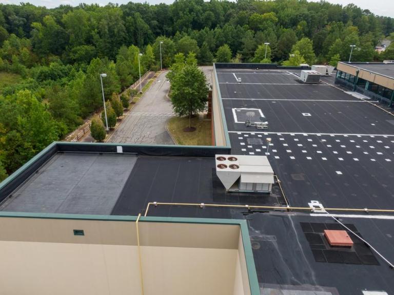 Pourquoi opter pour une inspection de toiture par drone à Cambrai ?